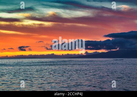 Paysage de nuages spectaculaires au coucher du soleil à Lahaina sur Maui. Banque D'Images