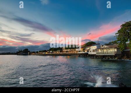 Vue sur le centre-ville de Lahaina sur Maui depuis le port de Lahaina au coucher du soleil. Banque D'Images