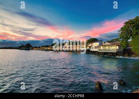 Vue sur les magasins de Front Street à Lahaina sur Maui depuis le port de Lahaina au coucher du soleil. Banque D'Images