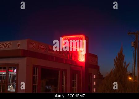 Clinton USA septembre 10 2015; Bright Neon Retro route 66 Diner panneau sur le bâtiment la nuit Banque D'Images