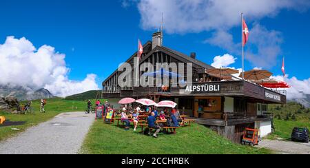 Belle taverne dans les Alpes suisses au lac Truebsee en Suisse - ALPES SUISSES, SUISSE - 15 AOÛT 2020 Banque D'Images