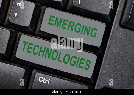 Emerging technologies écrit du texte sur un clavier isolé sur l'arrière-plan d'un ordinateur portable Banque D'Images