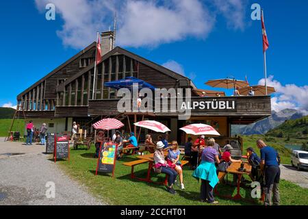 Belle taverne dans les Alpes suisses au lac Truebsee en Suisse - ALPES SUISSES, SUISSE - 15 AOÛT 2020 Banque D'Images