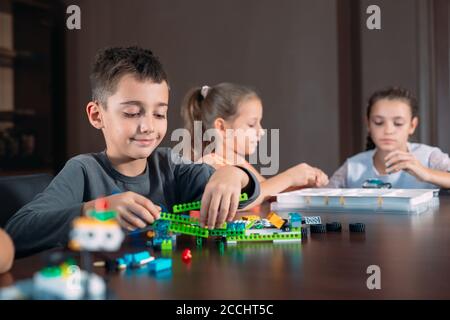 Les enfants de la classe collectent la figure du concepteur. Banque D'Images