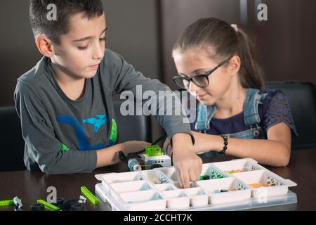 Les enfants de la classe collectent la figure du concepteur. Banque D'Images