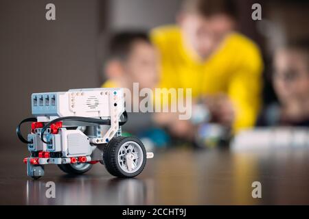 Les enfants créent des robots avec un professeur. Développement précoce, bricolage, innovation, concept de technologie moderne. Banque D'Images