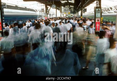 Le trafic de banlieue d'entrer ou de quitter la ville en mouvement à une station de métro à Tokyo Banque D'Images