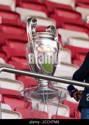 Lisbonne, Lissabon, Portugal, 22 août 2020. Ligue des champions Pokal, Trophaee, Pott, cérémonie, dans la session d'entraînement pour le match final Ligue des champions de l'UEFA, tournoi final FC BAYERN MUENCHEN - PARIS SAINT GERMAIN (PSG) en saison 2019/2020, FCB, © Peter Schatz / Alamy Live News / Pool - LES RÈGLEMENTS de l'UEFA INTERDISENT TOUTE UTILISATION DE PHOTOGRAPHIES comme SÉQUENCES D'IMAGES et/ou QUASI-VIDÉO - agences de presse nationales et internationales HORS usage éditorial SEULEMENT Banque D'Images