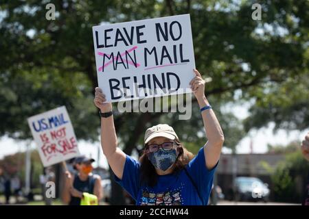 Dallas, Texas, États-Unis. 22 août 2020. Les voisins de la région de Lakewood, à l'est de Dallas, au Texas, se sont réunis samedi matin pour montrer leur soutien aux travailleurs des postes. Ils ont remis une carte de remerciement signée par des centaines de voisins aux gestionnaires de la station Lakewood, 75214. Crédit: AVI Adelman/ZUMA Wire/Alay Live News Banque D'Images