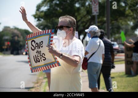 Dallas, Texas, États-Unis. 22 août 2020. Les voisins de la région de Lakewood, à l'est de Dallas, au Texas, se sont réunis samedi matin pour montrer leur soutien aux travailleurs des postes. Ils ont remis une carte de remerciement signée par des centaines de voisins aux gestionnaires de la station Lakewood, 75214. Crédit: AVI Adelman/ZUMA Wire/Alay Live News Banque D'Images