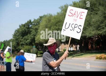 Dallas, Texas, États-Unis. 22 août 2020. Les voisins de la région de Lakewood, à l'est de Dallas, au Texas, se sont réunis samedi matin pour montrer leur soutien aux travailleurs des postes. Ils ont remis une carte de remerciement signée par des centaines de voisins aux gestionnaires de la station Lakewood, 75214. Crédit: AVI Adelman/ZUMA Wire/Alay Live News Banque D'Images