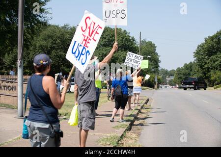 Dallas, Texas, États-Unis. 22 août 2020. Les voisins de la région de Lakewood, à l'est de Dallas, au Texas, se sont réunis samedi matin pour montrer leur soutien aux travailleurs des postes. Ils ont remis une carte de remerciement signée par des centaines de voisins aux gestionnaires de la station Lakewood, 75214. Crédit: AVI Adelman/ZUMA Wire/Alay Live News Banque D'Images