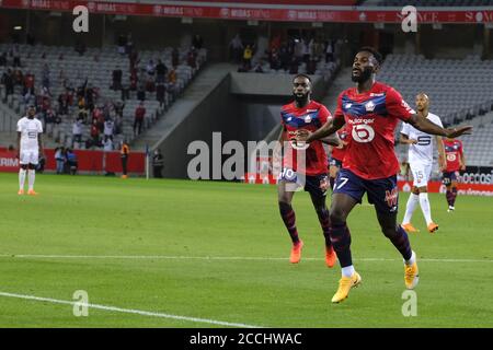 Villeneuve d'Ascq, France. 22 août 2020. Joy of Lille Midfield JONATHAN BAMBA après avoir marqué le but Oh son équipe pendant le championnat français 2020 - 2021 de football, Ligue 1 Uber Eats, Lille contre Rennes au stade Pierre Mauroy - Villeneuve d'Ascq.début du championnat français de football de la Ligue 1 Uber Eats, Dans le contexte de la deuxième vague de COVID-19 en France. Le gouvernement a limité le nombre de spectateurs dans les stades à 5000. Crédit : Pierre Stevenin/ZUMA Wire/Alay Live News Banque D'Images