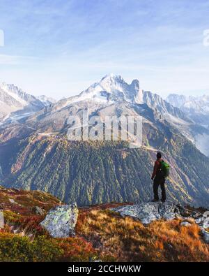 Vue incroyable sur la chaîne de montagnes de Monte Bianco avec des touristes en premier plan. Chamonix, Alpes de France. Photographie de paysage Banque D'Images