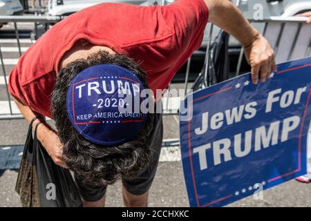 Un juif porte un yamaka Trump et porte un panneau « juif pour Trump » lors du rassemblement « reprendre nos villes » à New York le 22 août 2020. (Photo de Gabriele Holtermann/Sipa USA) crédit: SIPA USA/Alay Live News Banque D'Images