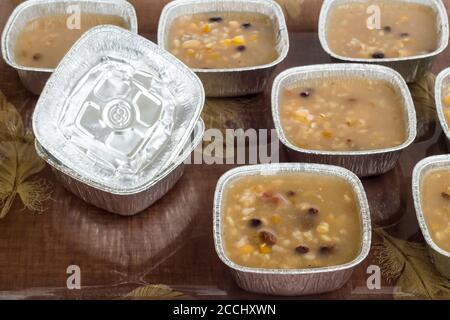 Dessert turc traditionnel Asure sur plateau avec louche et bols en aluminium, récipients en aluminium. Plats à emporter. Banque D'Images