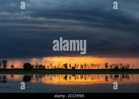 Approche des orages au-dessus des zones humides, au coucher du soleil, été, WI, Etats-Unis, par Dominique Braud/Dembinsky photo Assoc Banque D'Images