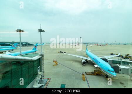 Incheon, Corée du Sud-août 7,2020 : parking d'avions Korean Air à la baie du terminal 2 de l'aéroport international d'Incheon. Korean Air a été établi le mars Banque D'Images