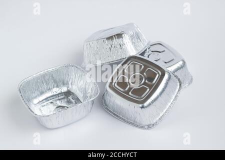 Bols en aluminium propres, à usage unique, contenants en aluminium -emballage à emporter- sur fond blanc. Banque D'Images