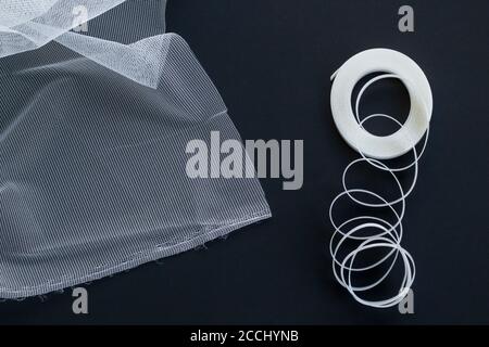 Moustiquaire en tissu d'insecte pour porte et veuves sur fond noir, vue du dessus. Banque D'Images