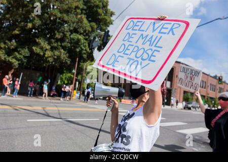 Portland, OREGON, États-Unis. 22 août 2020. Une centaine de manifestants se sont rassemblés devant le bureau de poste de Rose City pendant le samedi jour d'action de Save the Post Office organisé par MoveOn.org à Portland, Oregon, le samedi 22 août 2020. Des manifestants se sont présentés aux bureaux de poste locaux de tout le pays pour sauver le bureau de poste du président Trump et demander la démission du général de poste Louis DeJoy. Credit: Katharine Kimball/ZUMA Wire/Alay Live News Banque D'Images