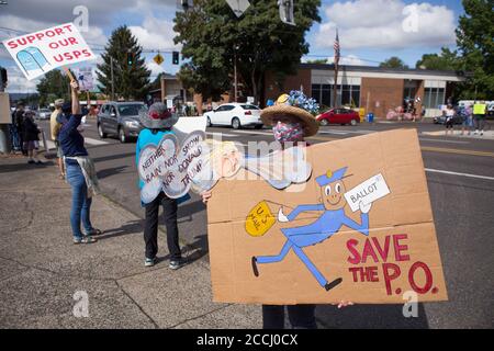 Portland, OREGON, États-Unis. 22 août 2020. RIVER MONTIJO, de Portland Raging Grannies, était l'un des cent manifestants devant le bureau de poste de Rose City pendant le samedi jour d'action Save the Post Office organisé par MoveOn.org à Portland Oregon le samedi 22 août 2020. Des manifestants se sont présentés aux bureaux de poste locaux de tout le pays pour sauver le bureau de poste du président Trump et demander la démission du général de poste Louis DeJoy. Credit: Katharine Kimball/ZUMA Wire/Alay Live News Banque D'Images