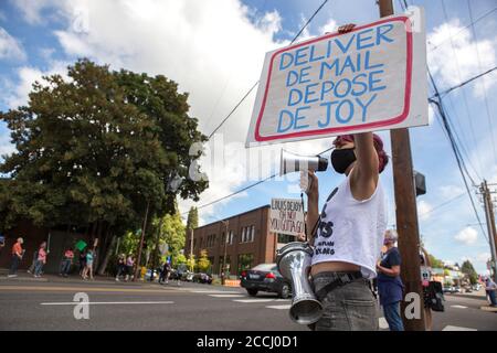 Portland, OREGON, États-Unis. 22 août 2020. Une centaine de manifestants se sont rassemblés devant le bureau de poste de Rose City pendant le samedi jour d'action de Save the Post Office organisé par MoveOn.org à Portland, Oregon, le samedi 22 août 2020. Des manifestants se sont présentés aux bureaux de poste locaux de tout le pays pour sauver le bureau de poste du président Trump et demander la démission du général de poste Louis DeJoy. Credit: Katharine Kimball/ZUMA Wire/Alay Live News Banque D'Images