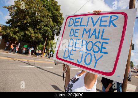 Portland, OREGON, États-Unis. 22 août 2020. Une centaine de manifestants se sont rassemblés devant le bureau de poste de Rose City pendant le samedi jour d'action de Save the Post Office organisé par MoveOn.org à Portland, Oregon, le samedi 22 août 2020. Des manifestants se sont présentés aux bureaux de poste locaux de tout le pays pour sauver le bureau de poste du président Trump et demander la démission du général de poste Louis DeJoy. Credit: Katharine Kimball/ZUMA Wire/Alay Live News Banque D'Images