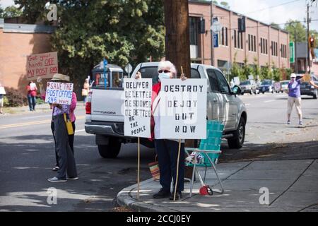 Portland, OREGON, États-Unis. 22 août 2020. JEAN MULLEN de Portland était l'un des cent manifestants devant le bureau de poste de Rose City pendant le samedi jour d'action Save the Post Office organisé par MoveOn.org à Portland Oregon le samedi 22 août 2020. Des manifestants se sont présentés aux bureaux de poste locaux de tout le pays pour sauver le bureau de poste du président Trump et demander la démission du général de poste Louis DeJoy. Credit: Katharine Kimball/ZUMA Wire/Alay Live News Banque D'Images