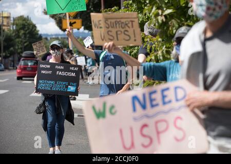 22 août 2020, Portland, OREGON, États-Unis: AOIFE COSGROVE, à gauche, était l'un des cent manifestants rassemblés devant le bureau de poste de Rose City pendant le samedi jour d'action Save the Post Office organisé par MoveOn.org à Portland Oregon le samedi 22 août 2020. ''Je suis un médecin et beaucoup de mes patients dépendent de l'USPS pour leurs médicaments. Je suis désespérément inquiet de ce que DeJoy a prévu pour notre système postal, '' a dit COSGROVE. Des manifestants se sont présentés dans les bureaux de poste locaux de tout le pays pour sauver le bureau de poste du président Trump et demander la démission du ministre des postes Banque D'Images