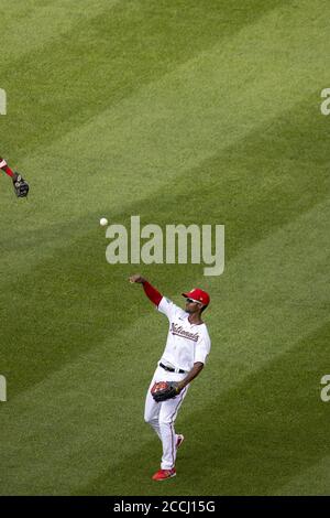 Washington, États-Unis. 22 août 2020. Michael A. Taylor, le Fielder du Washington Nationals Center, retourne un coup contre les Miami Marlins à Nationals Park le samedi 22 août 2020 à Washington, DC. Photo par Tasos Katopodis/UPI crédit: UPI/Alay Live News Banque D'Images