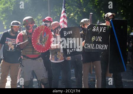 ÉTATS-UNIS. 22 août 2020. Les partisans de Trump prennent la relève des manifestants Black Lives Matter devant le Justice Center de Portland, en Oregon, le 22 août 2020. (Photo par Alex Milan Tracy/Sipa USA) crédit: SIPA USA/Alay Live News Banque D'Images