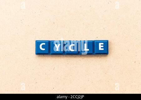 Mosaïque de la lettre dans le cycle de mot sur fond de bois Banque D'Images