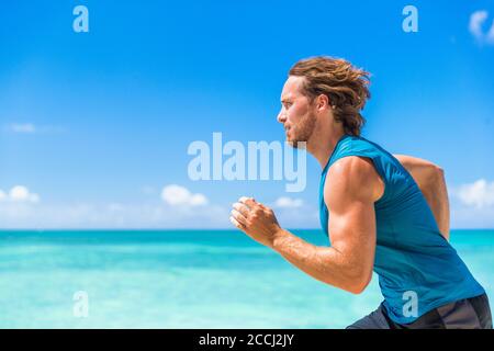 Coureur sportif en bonne santé homme courant sprint sur la plage Banque D'Images