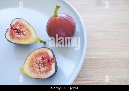 Figure commune, Ficus carica , sur une plaque Banque D'Images