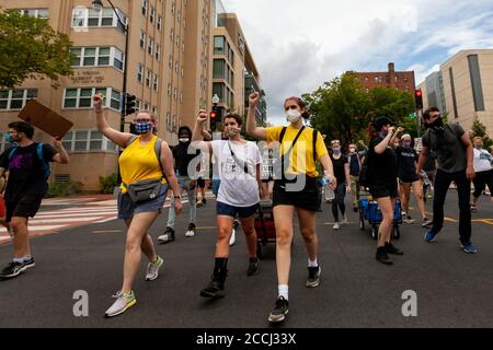 Washington, DC, États-Unis. 22 août 2020. Photo : Protsters et organisateurs à la marche de la police de fonds avec des poings élevés dans les airs. Le fonds de la Marche de la police, parrainé par les manifestations de DC, vise à obtenir du soutien pour transférer certaines responsabilités policières (comme les appels en matière de santé mentale) à d'autres services de la ville et à augmenter le financement des efforts préventifs dans les collectivités. Crédit : Allison C Bailey/Alamy crédit : Allison Bailey/Alamy Live News Banque D'Images