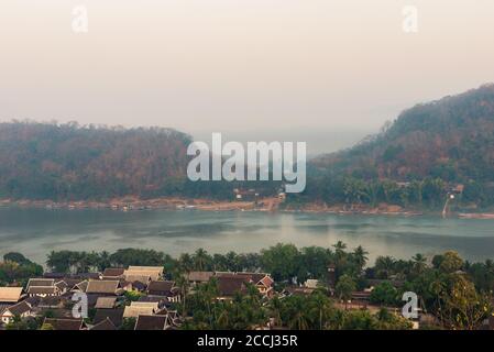 Lever du soleil et s'embuer au-dessus de Luang Prabang depuis le mont Phousi Banque D'Images