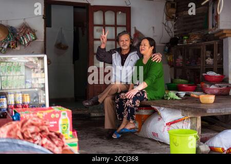 Hoi an / Vietnam - 18 janvier 2020: Couple d'adultes vietnamiens parlant assis sur le porche de la maison Banque D'Images