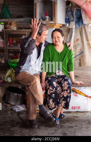 Hoi an / Vietnam - 18 janvier 2020: Couple d'adultes vietnamiens parlant assis sur le porche de la maison Banque D'Images