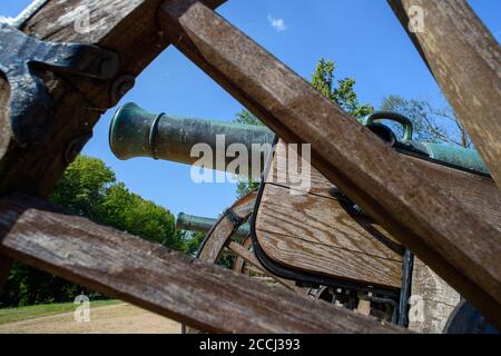 11 août 2020, Saxe-Anhalt, Schönhausen (Elbe) : des canons se trouvent en face du musée Bismarck, en bordure du parc de Schönhausen. Le musée est situé dans une aile latérale d'un château dont la maison principale a été soufflée en 1958. L'ancien château est le berceau du premier chancelier Otto von Bismarck qui y est né le 1er avril 1815. Le village de Schönhausen devint la propriété de la famille Bismarck en 1562. Photo: Klaus-Dietmar Gabbert/dpa-Zentralbild/ZB Banque D'Images