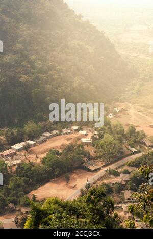 Vue depuis le pic de Pha Ngeun, vue sur Vang Vieng, Laos Banque D'Images