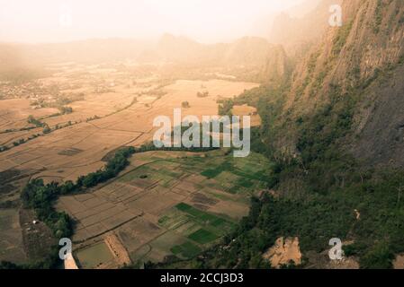 Vue depuis le pic de Pha Ngeun, vue sur Vang Vieng, Laos Banque D'Images