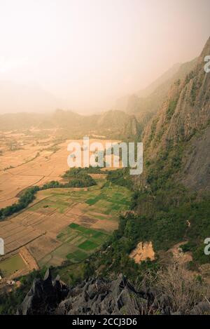 Vue depuis le pic de Pha Ngeun, vue sur Vang Vieng, Laos Banque D'Images