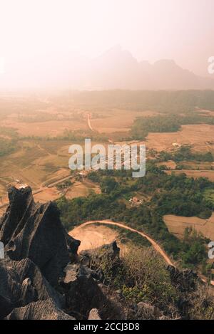 Vue depuis le pic de Pha Ngeun, vue sur Vang Vieng, Laos Banque D'Images