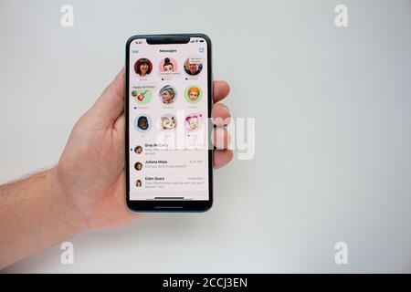 Calgary, Alberta, Canada. 22 août 2020. Une personne tenant un iPhone Max Pro avec le nouvel écran iMessage sur la mise à jour iOS14. Banque D'Images