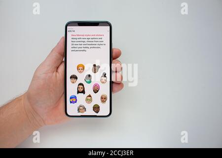 Calgary, Alberta, Canada. 22 août 2020. Une personne possédant un iPhone Max Pro avec le nouveau Memojis sur la mise à jour iOS14. Banque D'Images