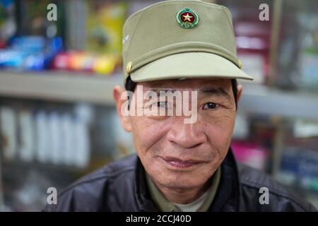Hue / Vietnam - 20 janvier 2020 : Portrait d'un homme adulte vietnamien avec chapeau d'armée communiste Banque D'Images