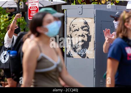 Washington, DC, États-Unis. 22 août 2020. Photo : les Protsters marchent sur un portrait de John Lewis pendant la marche de la police à Cilumbia Heights. Le fonds de la Marche de la police, parrainé par les manifestations de DC, vise à obtenir du soutien pour transférer certaines responsabilités policières (comme les appels en matière de santé mentale) à d'autres services de la ville et à augmenter le financement des efforts préventifs dans les collectivités. Crédit : Allison C Bailey/Alamy crédit : Allison Bailey/Alamy Live News Banque D'Images