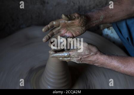 Srinagar, Cachemire sous contrôle indien. 22 août 2020. A potter fabrique des pots de terre traditionnels au village de Bugroo dans le district de Budgam, à environ 30 km au sud-ouest de la ville de Srinagar, la capitale estivale du Cachemire contrôlé par l'Inde, le 22 août 2020. Crédit : Javed Dar/Xinhua/Alay Live News Banque D'Images