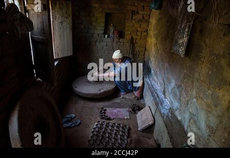 Srinagar, Cachemire sous contrôle indien. 22 août 2020. Un potier fabrique un pot traditionnel de terre au village de Bugroo dans le district de Budgam, à environ 30 km au sud-ouest de la ville de Srinagar, la capitale estivale du Cachemire contrôlé par l'Inde, le 22 août 2020. Crédit : Javed Dar/Xinhua/Alay Live News Banque D'Images